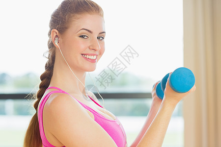 健身工作室中适合运动的女子在健身房用哑铃锻炼减肥肌肉训练护理女性起重辫子身体浅色女士图片