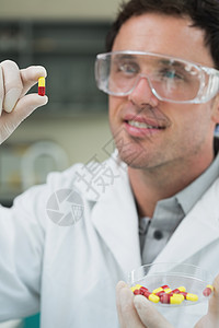 男性科学家分析实验室中的药片 在实验室中专家安全样本技术员卫生从业者药品检查研究员研究图片