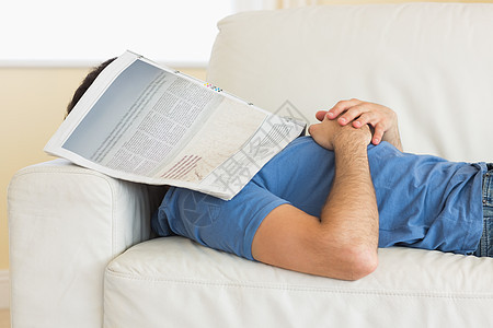 躺在沙发上身着报纸盖头的人图片
