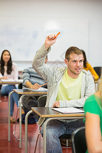 男学生在课堂上由他人拉手专注女性图书男人研究所知识质疑学校教育班级图片