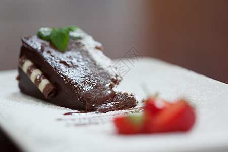 巧克力蛋糕贴上草莓的巧克力蛋糕背景图片