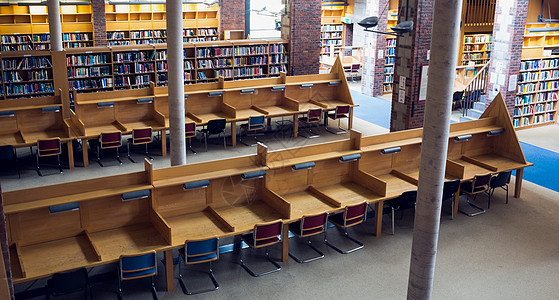 大学图书馆的空座位和书架教科书架子教育性知识学校书柜教育书店文学图书图片