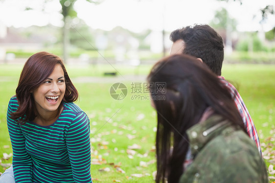 坐在草地上闲聊的偶然学生图片