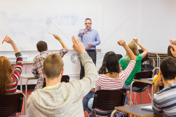 学生们在课堂上举手男人学生椅子教学男性混血教育家班级教育老师图片