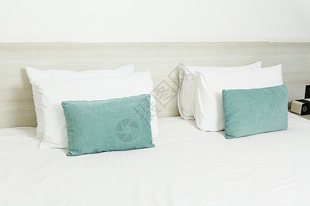 床上有白的 绿色的枕头数字家具奢华设计师窗帘床罩栖息地客人建筑学用品图片