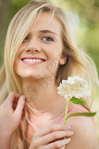 带着白花的快乐金发美女图片