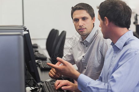 两个有魅力的男人在计算机课上说话图片