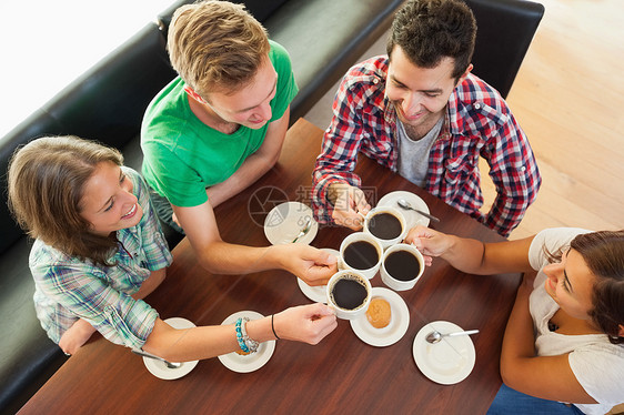 四位快乐学生在喝咖啡聊天时图片