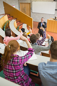 学生们在教室里与教师举手拉手老师同学们教育报告演讲大学质疑学习学生专注图片
