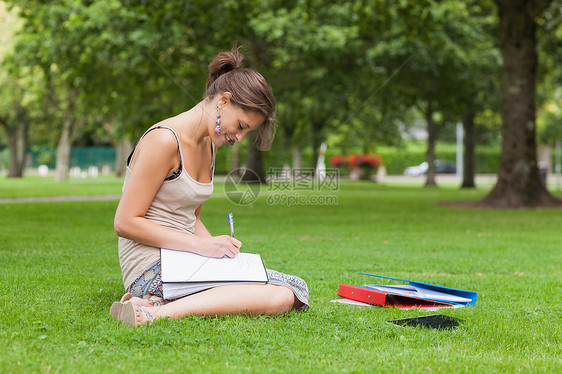 在公园做功课的女学生图片