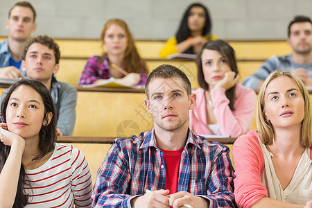 学生在大学的讲堂注意力专注男人研究所女士桌子教育知识研讨会班级背景图片