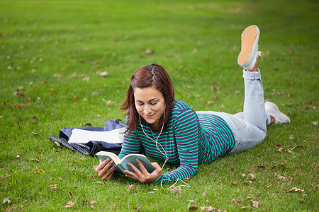 躺在草地上读书的散学学生图片