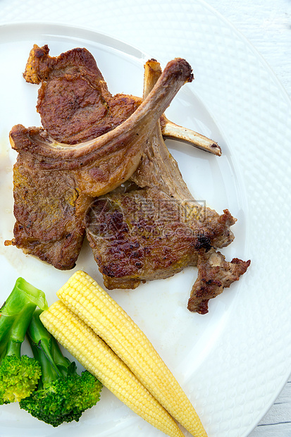 羊肉牛排造型酒吧美食牛扒用餐烧烤餐厅香料炙烤蔬菜图片