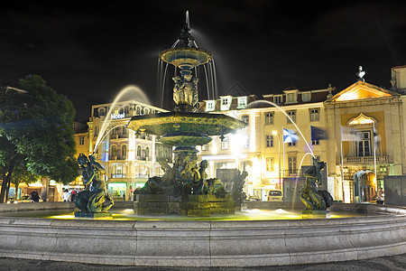 葡萄牙里斯本Rossio广场夜光喷水池场景建筑学正方形建筑物金子雕像绿色喷泉中心城市图片