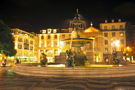 葡萄牙里斯本Rossio广场夜光喷水池场景绿色城市流动正方形建筑学喷泉中心雕像金子图片