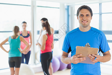 健身工作室背景有健身课的教职教员训练闲暇男人讲师瑜伽友谊朋友们健身房男性运动图片