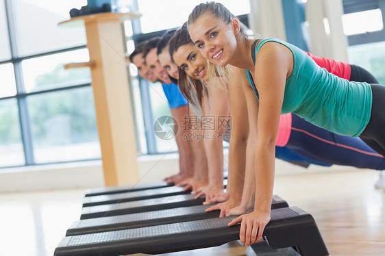 具有健身等级的教官 进行有氧职级运动讲师行动调子灵活性培训师力量身体拉伸活力班级图片