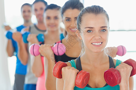 人们在健身房与教练一起举起哑铃的重量女性男人运动服培训师锻炼起重班级护理讲师健身室图片