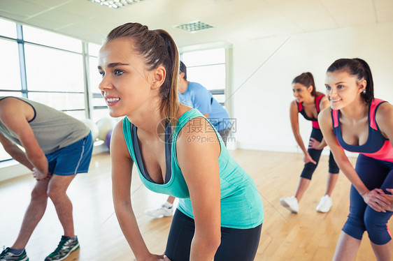 健身班级和教练员参加体力锻练护理健身室运动灵活性训练运动服女性瑜伽身体讲师图片