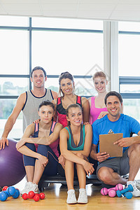 健身班教练的肖像图象运动服朋友们男人健身房团体女性调子友谊哑铃俱乐部图片
