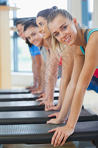 具有健身等级的教官 进行有氧职级运动瘦身有氧运动俱乐部行动身体运动服火车女性平衡团体图片