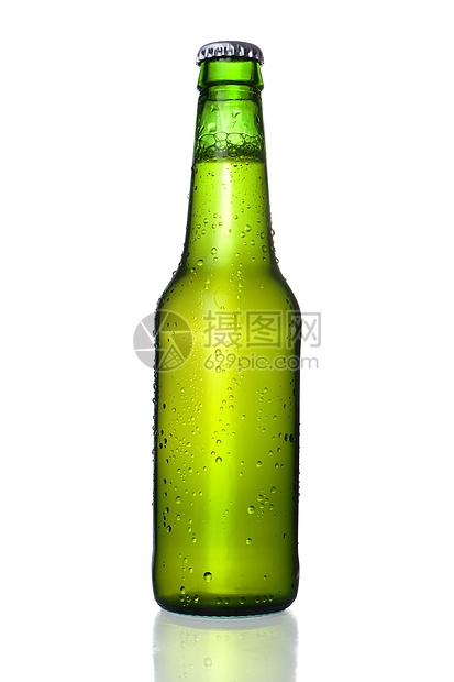 白色背景的冷冻冰霜啤酒瓶派对野餐泡沫瓶子饮料酒保气体气泡啤酒液体图片