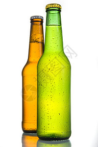 2个白色背景的冷冻啤酒瓶野餐脖子派对酒吧饮料瓶子泡沫啤酒气体液体图片