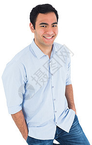 微笑的临时男子站立男人男性双手倾斜膝盖口袋牛仔裤牛仔布头发衬衫图片