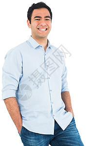 微笑的临时男子站立牛仔裤口袋牛仔布男人棕色头发双手衬衫男性混血图片