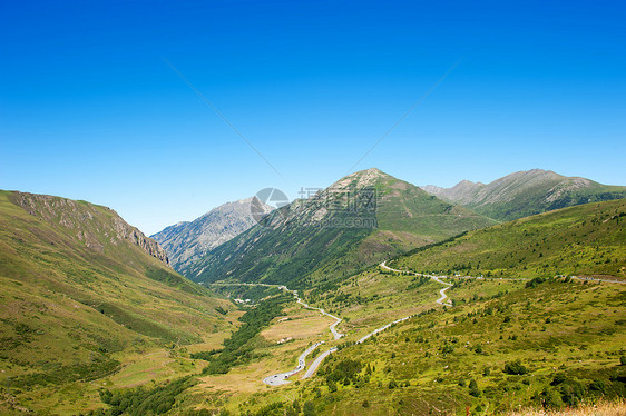 比利牛斯山脉和湖泊的全景岩石地形自由天空蓝色晴天地平线森林爬坡孤独图片