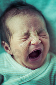 无辜的 新生儿安静地睡觉 婴儿卷曲的照片图片