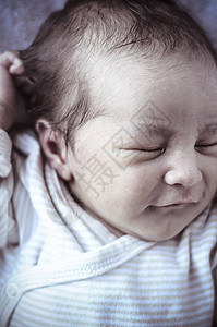 新出生的婴儿卷起来睡在毯子上 多重快感孩子皮肤说谎新生身体女孩童年情感生活女儿图片