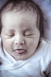 可爱 新出生的婴儿 卷起来睡在毯子上身体家庭说谎男生童年手指新生女儿皮肤情感图片