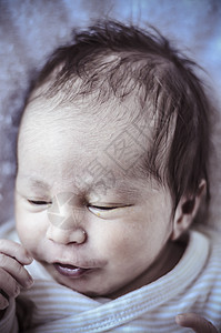 新出生的婴儿卷起来睡在毯子上 多重快感孩子身体手指男生生活说谎女儿皮肤童年家庭图片