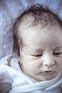 新出生的婴儿卷起来睡在毯子上 多重快感新生情感女儿女孩孩子手指男生童年皮肤身体图片