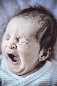 Yawn 新出生的婴儿 卷起来睡在毯子上情感皮肤女儿童年女孩孩子手指男生家庭身体图片