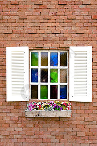 窗口和花框砖墙窗户建筑花园房子阳光白色花坛木头住宅小区图片