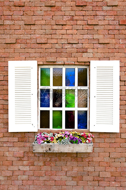 窗口和花框砖墙窗户建筑花园房子阳光白色花坛木头住宅小区图片