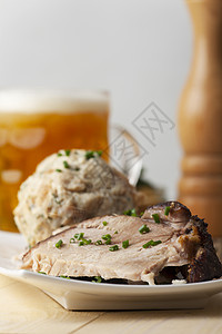 烤猪肉和面包卷红色熏制面包饺子玻璃盘子啤酒棕色厨房韭菜图片