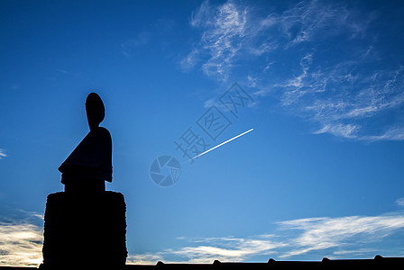屋顶上的佛佛智慧寺庙宗教古董信仰天空蓝色疑虑冥想晴天图片
