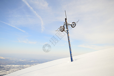 被遗弃的滑雪车支柱高原运动缆车天空风景蓝色山脉山峰冰川极端图片