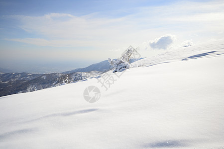 白滑雪斜坡蓝色运动山峰季节勘探冰川山脉全景阳光风景图片