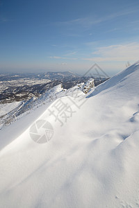 白滑雪斜坡全景山峰阳光勘探风景季节冰川蓝色山脉天空图片