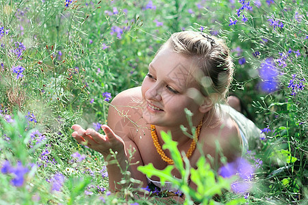 年轻女孩躺在花朵中图片