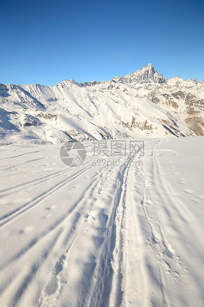 阿尔卑斯山的冬季冒险滑雪活动成就冰川山峰逆境寂寞愿望季节勘探图片