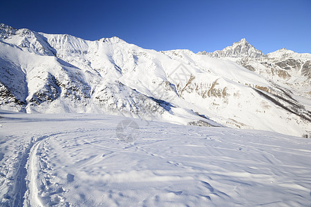 阿尔卑斯山的冬季冒险极限活动滑雪移动山峰季节逆境荒野愿望山脉图片