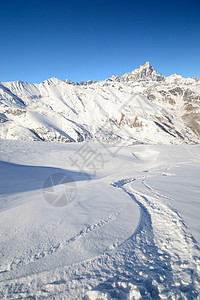 阿尔卑斯山的冬季冒险滑雪愿望勘探粉雪山峰运动寂寞季节山脉移动图片