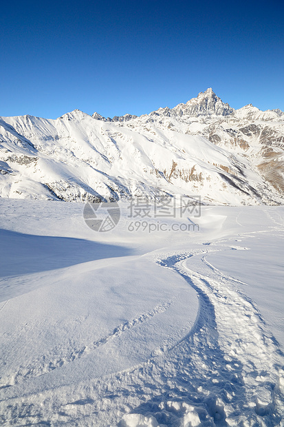 阿尔卑斯山的冬季冒险滑雪愿望勘探粉雪山峰运动寂寞季节山脉移动图片