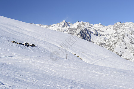 景色寒冬的旧草棚冰川粉雪活动寂寞冒险蓝色小屋天空阳光勘探图片