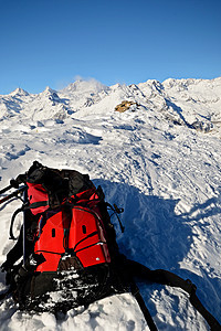 滑雪旅游设备和雪崩安全工具风景冒险体育寂寞蓝色活动勘探背包雪鞋器材图片